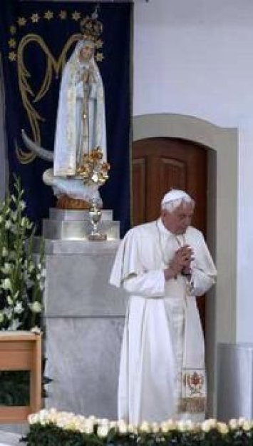 Benedict XVI gives Golden Rose to Our Lady of Fatima